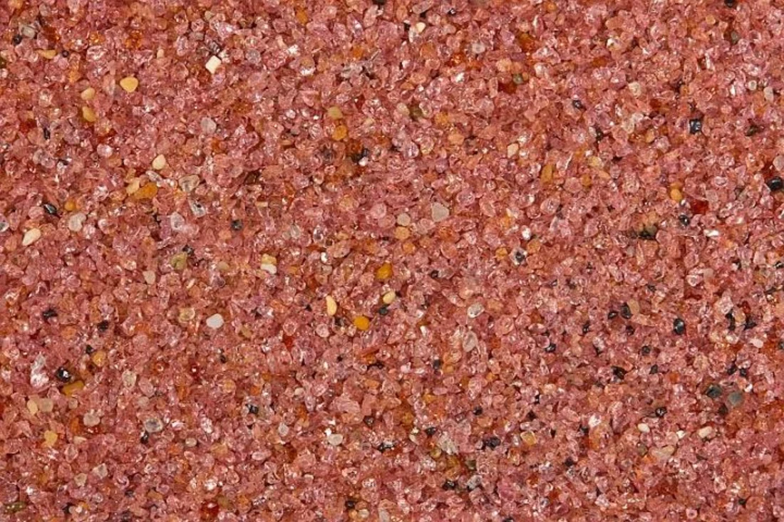 Bengal Bay doğal pembe garnet taneleri (yakın çekim)
